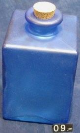 09 BOTELLA CUADRADA VIDRIO OPALINO AZUL